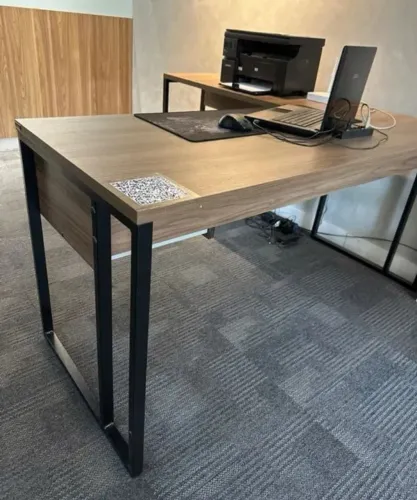 MESA EM L 1.50x1.50 PE DE FERRO MODELO INDUSTRIAL 