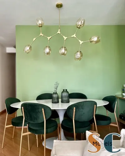 Mesa Saarinen Oval com tampo em mármore branco extra. 