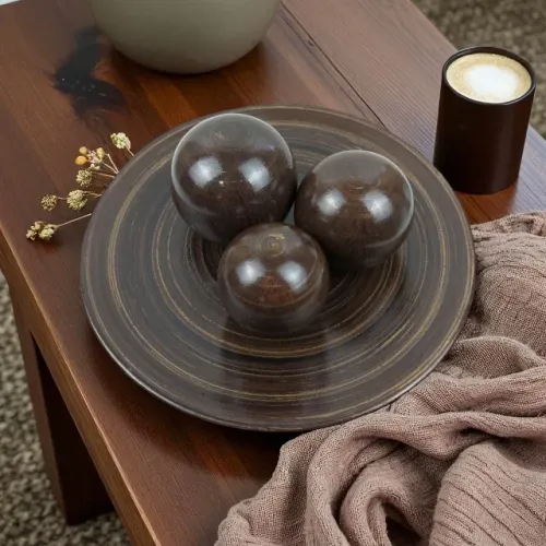 Centro de mesa marrom em cerâmica com 3 esferas decorativas