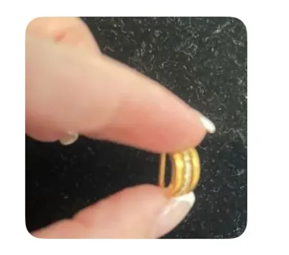 Piercing Dourada Detalhada com Pedras