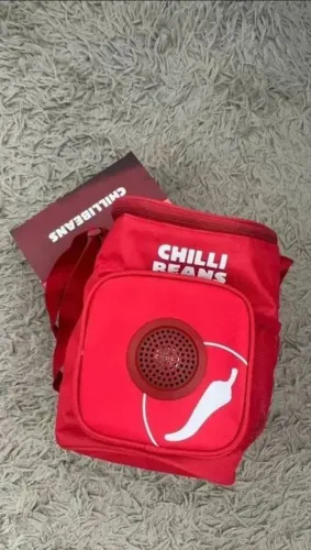 Mochila térmica Chilli Beans com caixa de som Bluetooth 