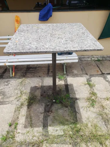 Mesa granito e ferro. 