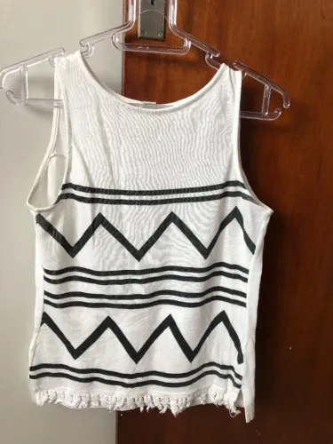 Regata Branca Estampada com Bordado