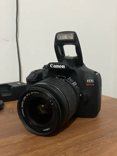 Câmera EOS Rebel T7+ com Lente EF-S 18-55mm IS II
