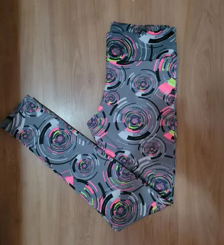 Legging estampada cinza colorida. T38