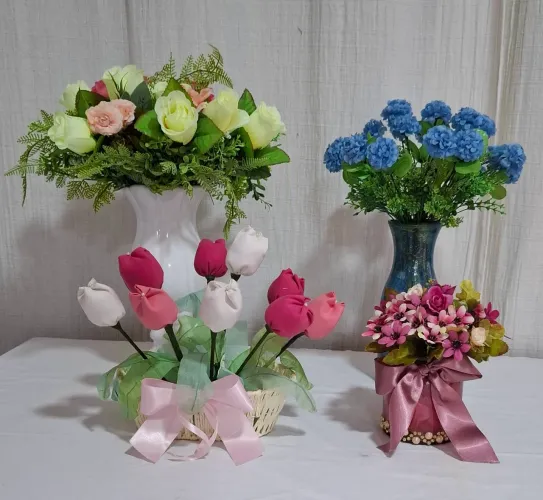 3 Vasos 1 cesta Decorativos com Flores Artificiais