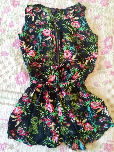 Macacão estampado floral. Tamanho P.