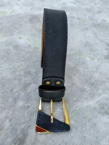Cinto de couro Azul Escuro com fivela dourada