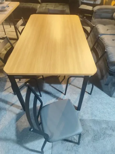 Mesa de Jantar Amadeirada com Design Moderno