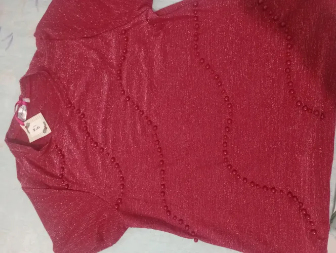 Vendo uma blusa vermelha com brilho e pérolaas