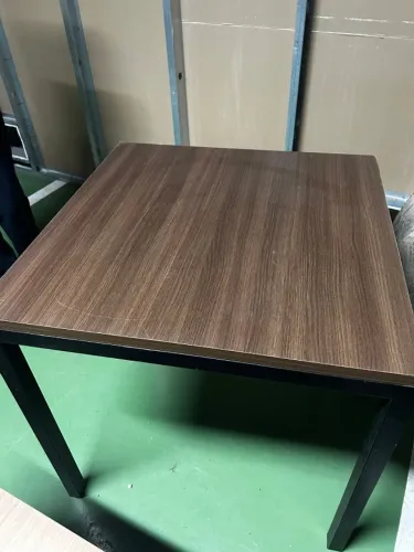 Mesa Quadrada Tampa De Madeira (Possui alguns riscos)