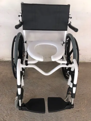 Cadeira de Banho com Rodas - Conforto e Mobilidade
