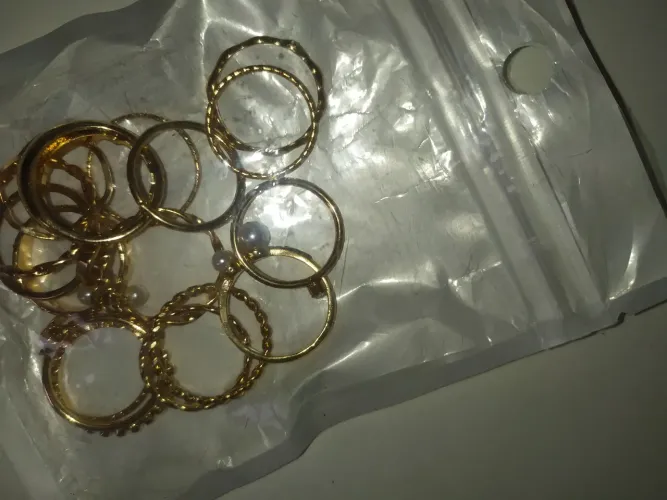 Conjunto de Anéis Dourados com Pedras