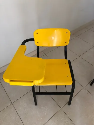 Cadeira Escolar Amarela com Prancheta