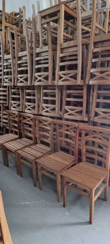 Cadeiras de madeira maciça Jequitibá $ 299,00 cada. Novas e a pronta entrega.Envernizadas