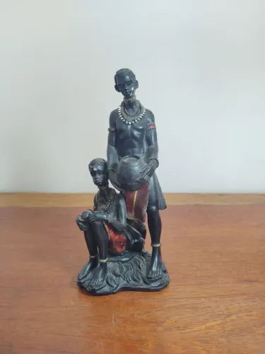 Linda estatueta, em resina, representando casa - 19cm de altura