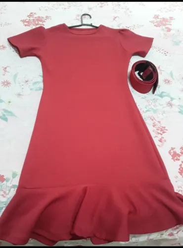 VENDO UM LINDO VESTIDO VERMELHO NOVO TAM M.