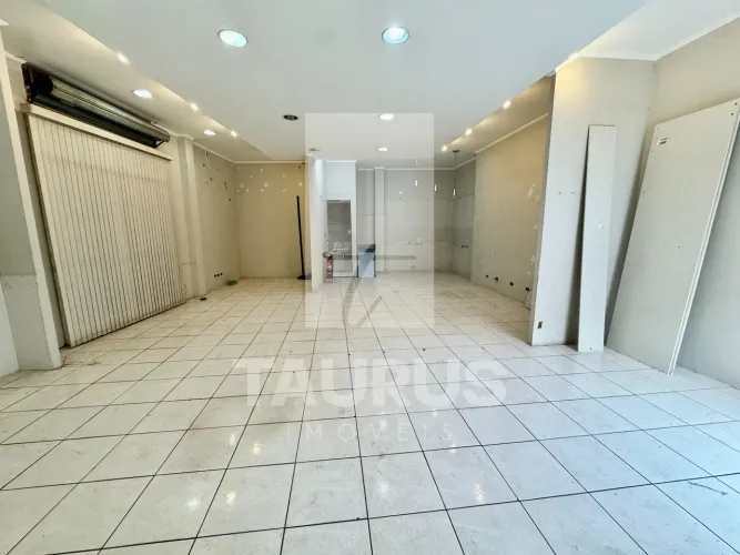 Loja de esquina para locação na Praça da Árvore, 100 m², vão livre.