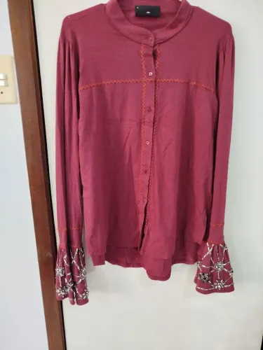 Camisa feminina Andréa Bogosan com detalhes em pedrarias