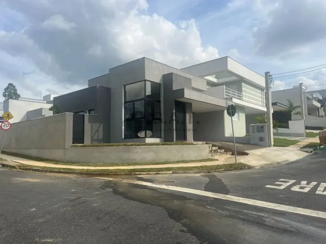 Aluguel de Casa em Condomínio de Luxo em Sorocaba-SP, Bairro Aparecidinha: 3 Quartos, 3 Su