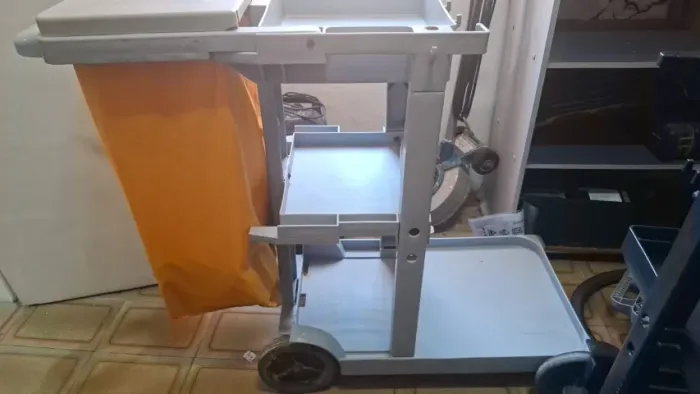 Carrinho funcional profissional com kit para limpeza .