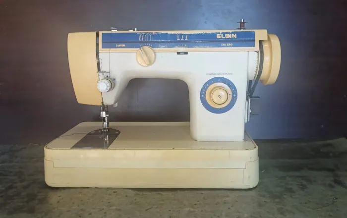 Máquina de costura da marca Elgin, reta e ziig ziag