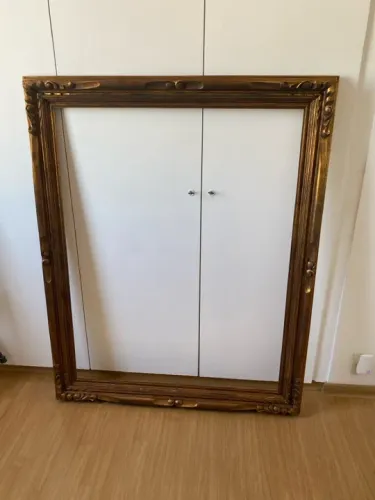Quadro de moldura dourada