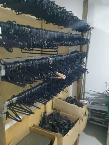 Cabides de plástico preto infantil 