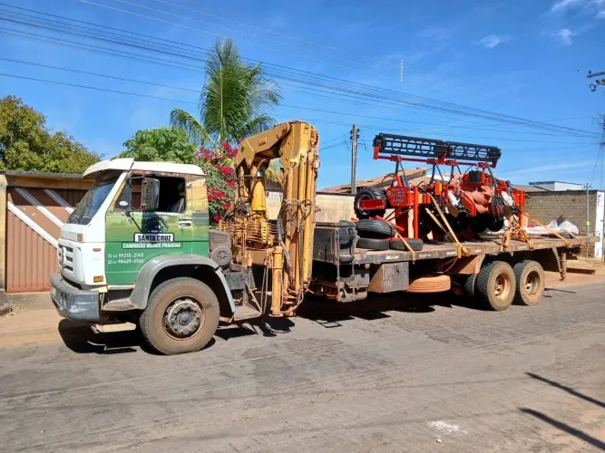 Serviço de transporte e Braço hidráulico Caminhão MULK 
