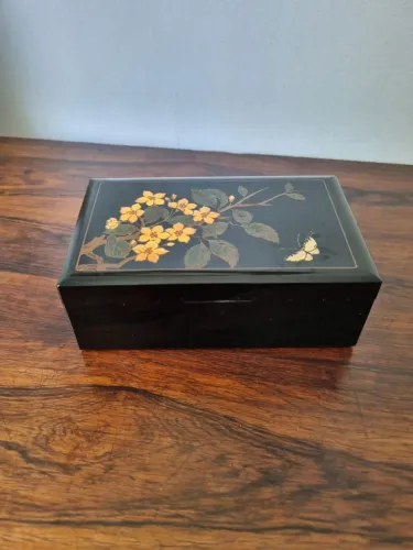 Antiga Caixa porta-joias em Baquelite