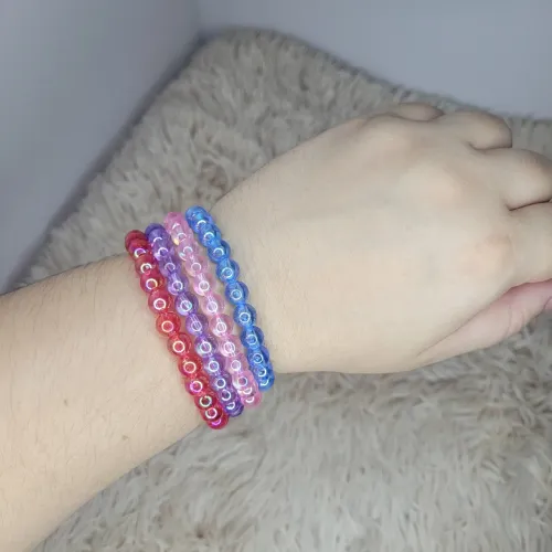 Kit 4 pulseiras de esferas peroladas transparente: vermelha, lilás, rosa e azul