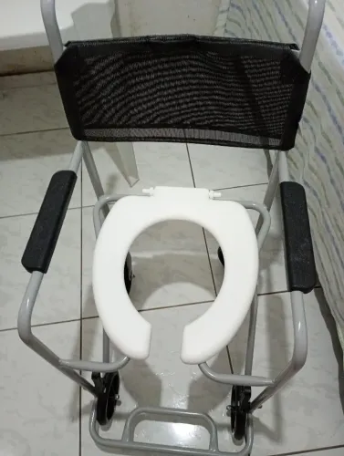 Cadeira de banho com assento sanitário