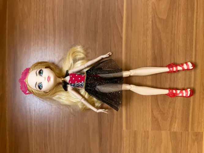 Boneca Ever After High Apple White Mirror Beach