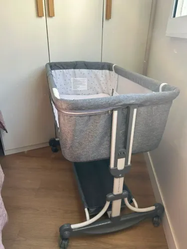 Berço De Balanço ao lado da cama