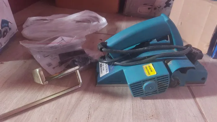 Plaina elétrica completa. Valor 150,00 reais.