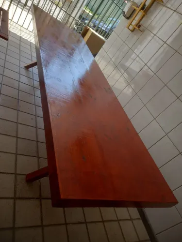 Mesa rústica em madeira