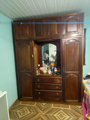 Guarda roupa de madeira maciça