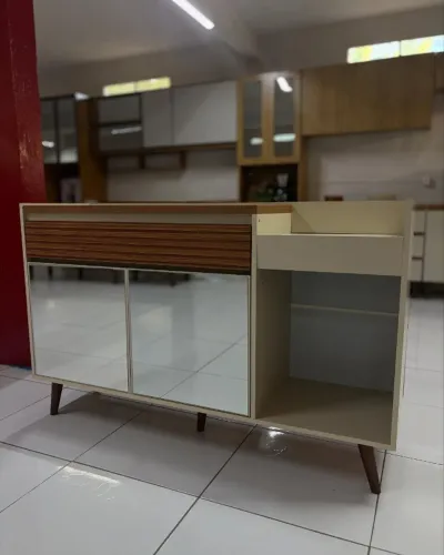 Buffet Nova York da Tuboarte, que possui um design moderno com detalhes ripados e portas 