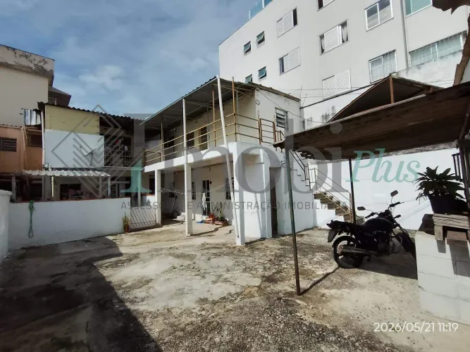 Lote com casas para investimento