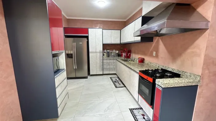 Casa à Venda Região Central de Botucatu | Amplo Espaço e Conforto
