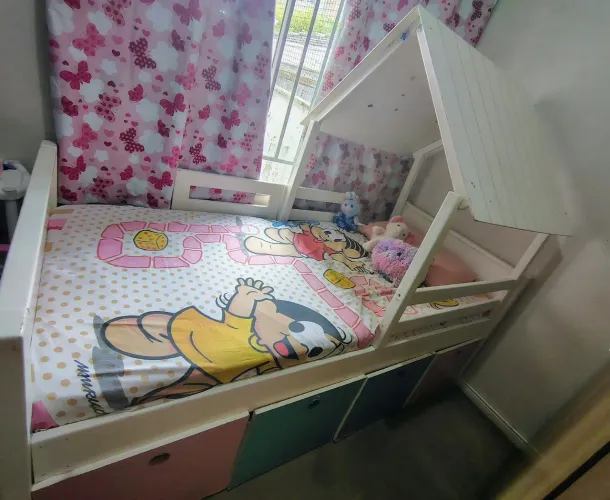 Cama de madeira, casinha e com 4 gavetões