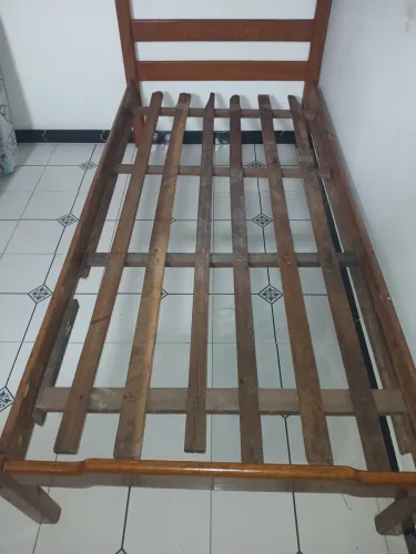 Cama de solteiro em anjelim.