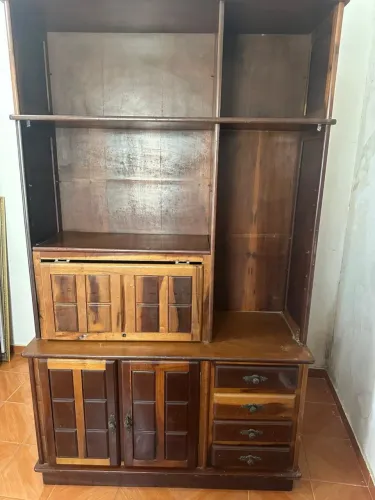 Estante de Madeira com 3 Portas e 4 Gavetas 