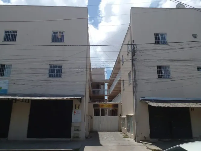 Ponto comercial vizinho ao Estádio Castelão. Rua movimentada, diversos comércio, residênci