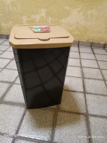 Lixeira reciclável com tampa 
