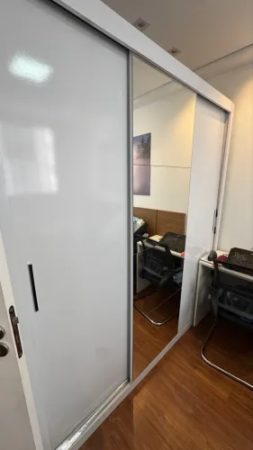 Guarda-Roupa Casal 3 Portas de Correr com Espelho - Branco