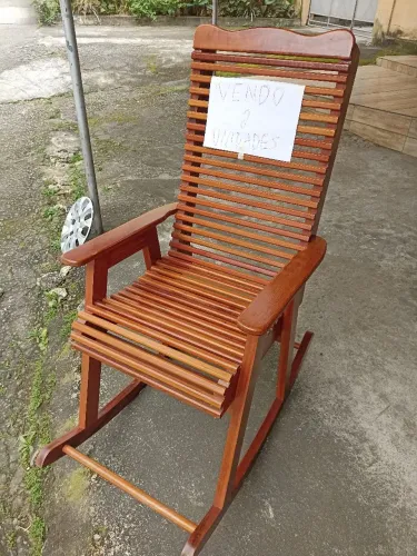 Cadeira de balanço de madeira maciça 700 reais" cada "