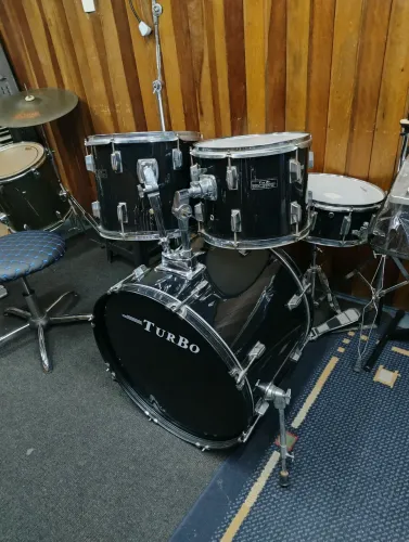 Bateria acústica turbo, pouco uso.