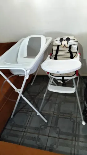 Banheira com suporte e Cadeira alimentação 