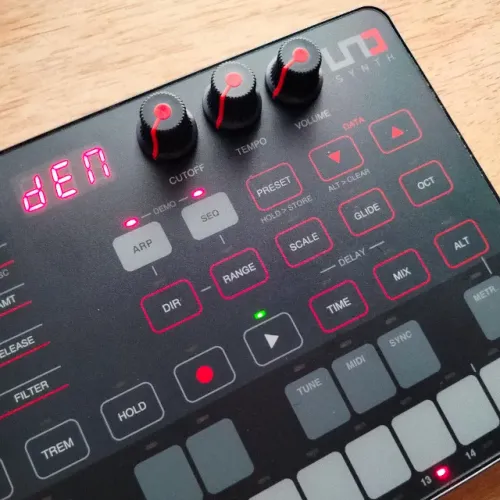 Uno Synth IK Multimedia em ótimo estado